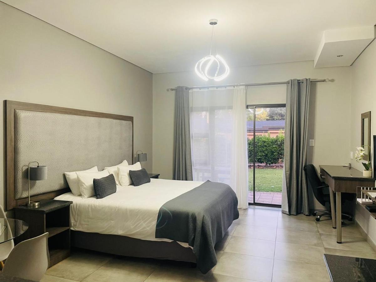 Manor Hills Guest Lodge Rustenburg Exterior foto