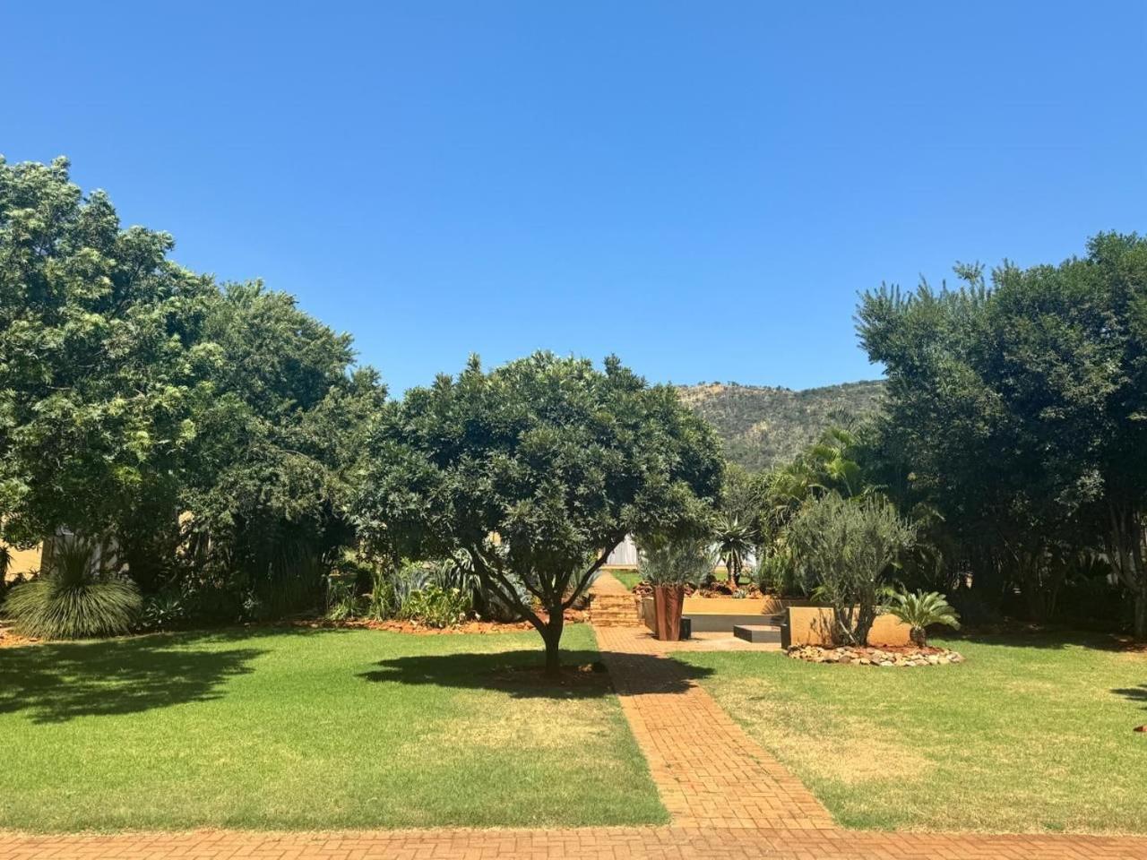 Manor Hills Guest Lodge Rustenburg Exterior foto