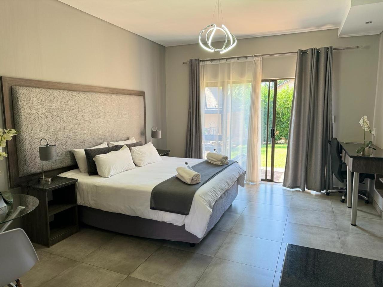 Manor Hills Guest Lodge Rustenburg Exterior foto