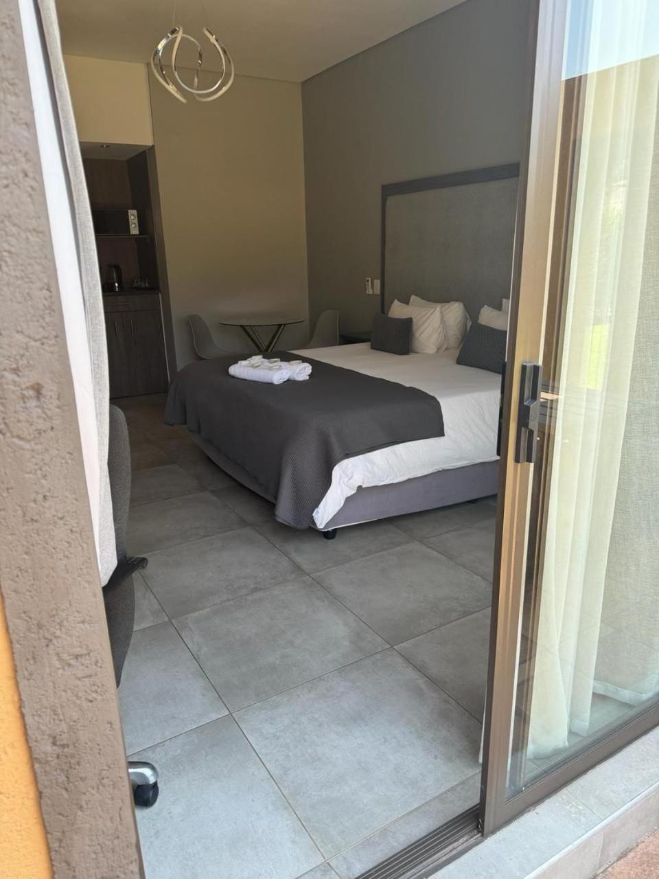 Manor Hills Guest Lodge Rustenburg Exterior foto