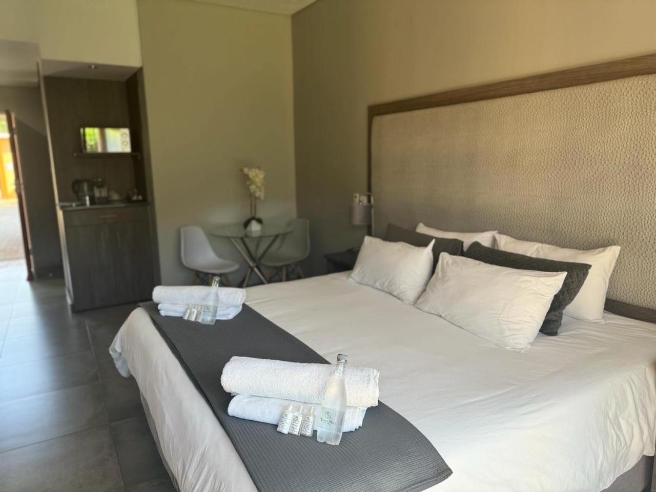 Manor Hills Guest Lodge Rustenburg Exterior foto