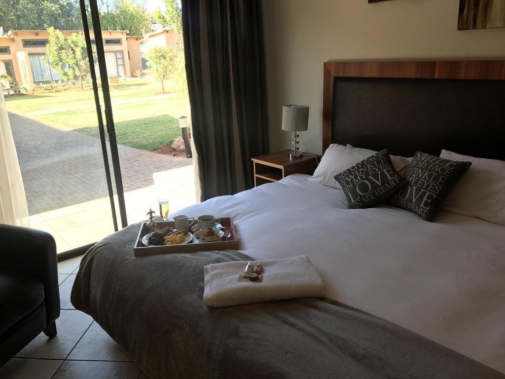Manor Hills Guest Lodge Rustenburg Exterior foto